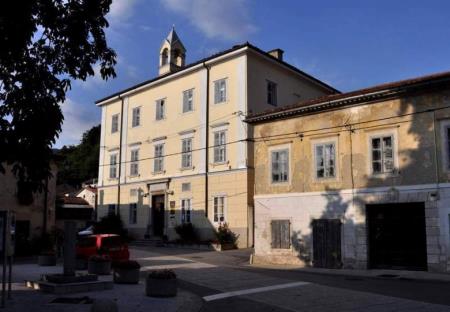 Na fotografiji je stavba stare šole v Vipavi